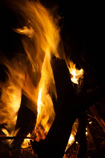 Primer Plano Una Leña Ardiendo Gran Llama Fuego Oscuridad —  Fotos de Stock