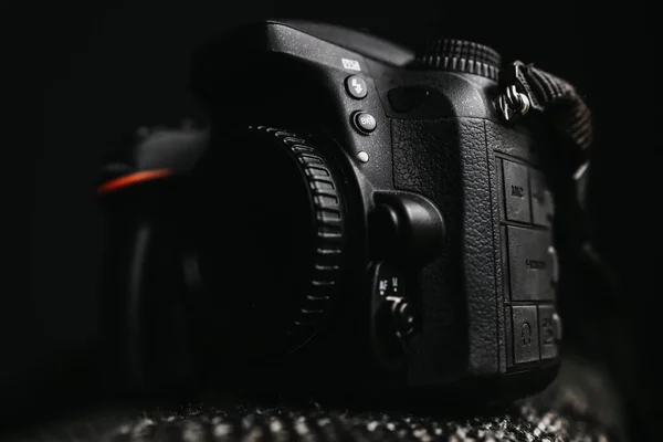 黒の背景を持つプロのカメラのクローズアップショット — ストック写真