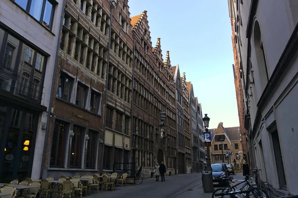 Antwerp Belgie Října 2019 Ulice Venkovními Kavárnami Starými Budovami Zaparkovanými — Stock fotografie