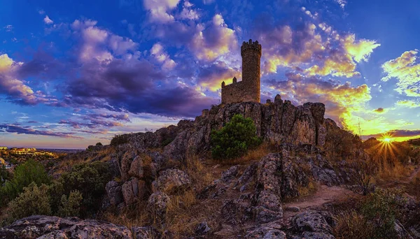 Ένα Κάστρο Στο Βραχώδη Λόφο Κάτω Από Ένα Ηλιοβασίλεμα Ουρανό — Φωτογραφία Αρχείου