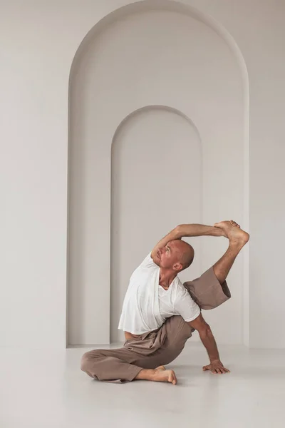 Atletisk Skallig Rysk Man Som Utövar Yoga Vit Studio Friska — Stockfoto