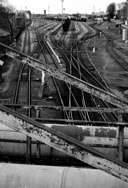 Uma Escala Cinza Uma Estação Ferroviária Uma Pequena Cidade — Fotografia de Stock