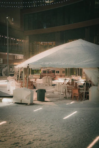 Vertical Shot Christmas Market Outdoors Covered Snow Evening — Fotografia de Stock