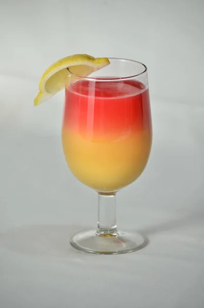 Vertical Closeup Fresh Cocktail Drink Glass Cup Lemon Slice — Stock Photo, Image