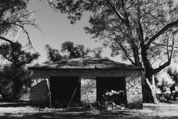 Μια Όμορφη Θέα Ενός Παλιού Κτιρίου Στο Χωράφι Δέντρα — Φωτογραφία Αρχείου