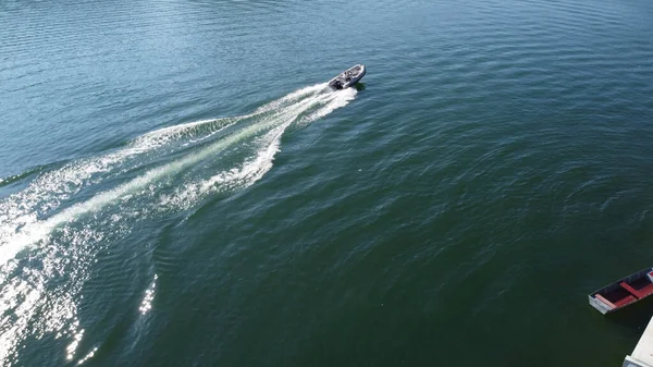 Una Vista Panorámica Barco Navegando Océano Con Clima Soleado — Foto de Stock