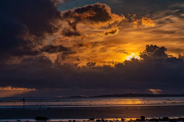 Ein Faszinierender Blick Auf Eine Wunderschöne Meereslandschaft Bei Malerischem Sonnenuntergang — Stockfoto