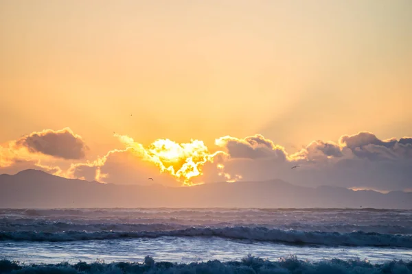 Una Hermosa Puesta Sol Desde Playa Ondulada Del Océano — Foto de Stock