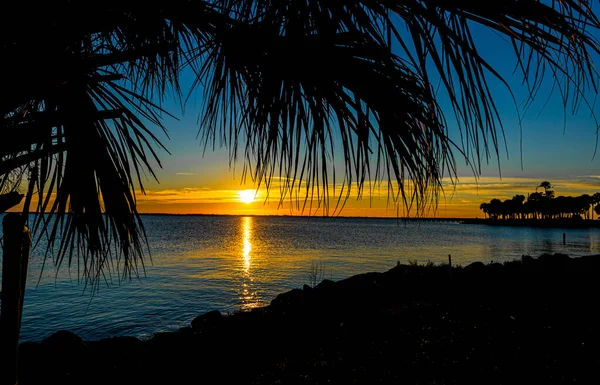 Mesmering Pohled Západ Slunce Pobřeží Odrážející Vodě — Stock fotografie