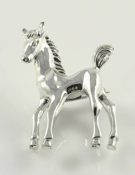 Tiro Close Vertical Brinquedo Ornamento Metálico Cromado Cavalo Fundo Cinza — Fotografia de Stock