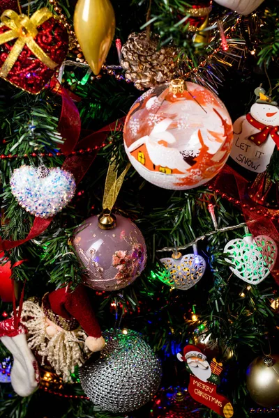 Een Verticaal Shot Van Ornementen Decoraties Kerstmis Boom — Stockfoto
