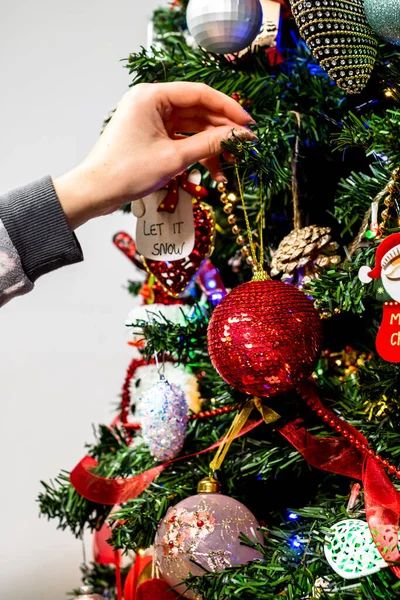 Tiro Vertical Uma Mão Feminina Pendurado Decorações Árvore Natal — Fotografia de Stock