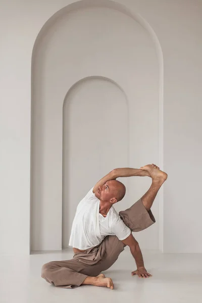 Een Atletische Kale Russische Man Die Yoga Beoefent Een Witte — Stockfoto