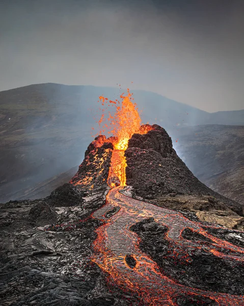 Красивый Снимок Действующего Вулкана Текущей Лавой Дымом Ясным Небом — стоковое фото