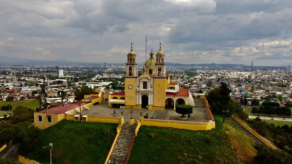 Una Hermosa Vista Iglesia Cholula México Una Pirámide Puebla Bajo —  Fotos de Stock