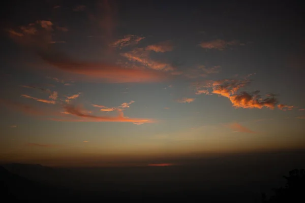 Una Hermosa Vista Cielo Nublado Con Nubes Anaranjadas Puesta Del — Foto de Stock