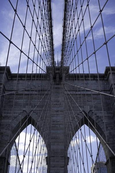 Plano Vertical Bajo Ángulo Del Puente Brooklyn Nueva York —  Fotos de Stock