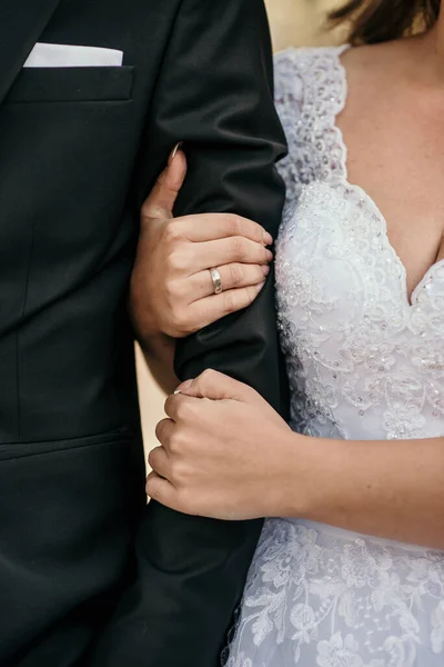 Ένα Κοντινό Πλάνο Μιας Νύφης Που Αγκαλιάζει Χέρι Του Γαμπρού — Φωτογραφία Αρχείου