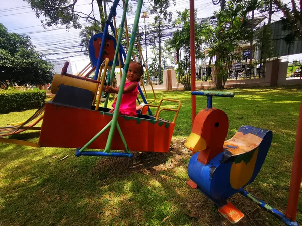 子供の遊び場で遊んでいる女の子 — ストック写真