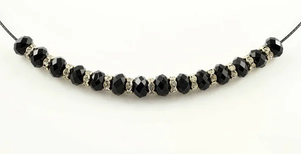 Plan Rapproché Bracelet Avec Des Perles Noires Brillantes Isolées Sur — Photo