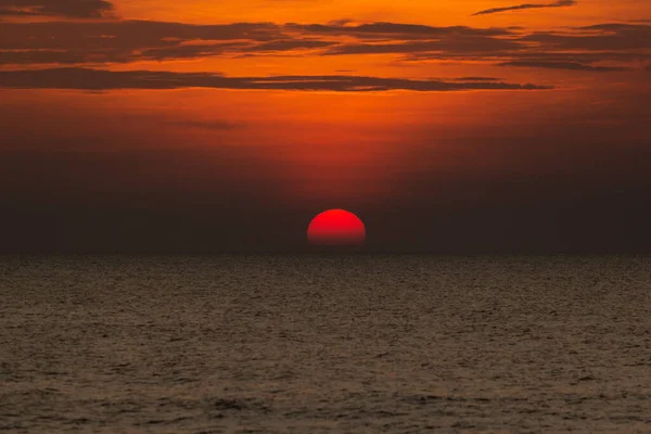 Прекрасный Вид Солнце Уходит Время Заката Над Морем — стоковое фото