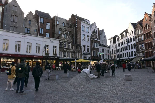 Antwerp Bélgica Outubro 2019 Lotada Praça Handschoenmarkt Cão Monumento Flandres — Fotografia de Stock
