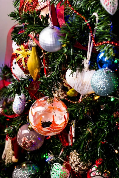 Eine Vertikale Aufnahme Von Ornamenten Und Dekorationen Weihnachtsbaum — Stockfoto