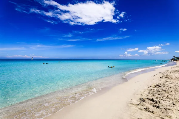 Ein Weißer Sandstrand Einem Sonnigen Tag — Stockfoto