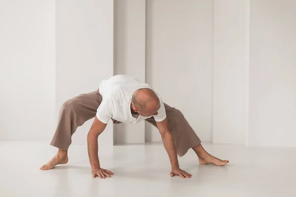 Een Atletische Kale Russische Man Die Yoga Beoefent Een Witte — Stockfoto