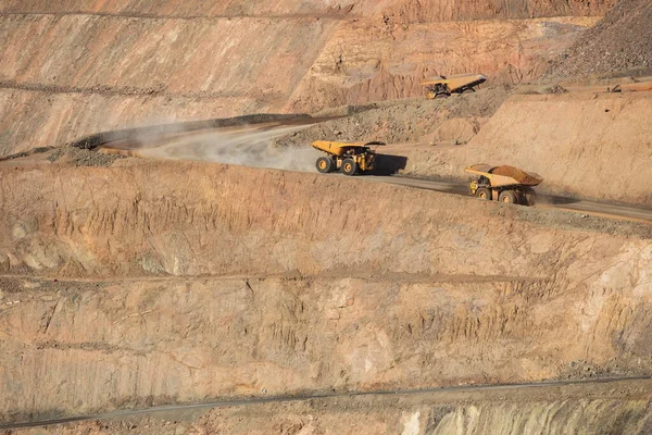 Some Trucks Working Super Pit Gold Mine Kalgoorlie Western Australia — 图库照片