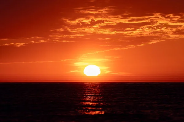 Una Vista Panorámica Vasto Océano Durante Una Brillante Puesta Sol — Foto de Stock