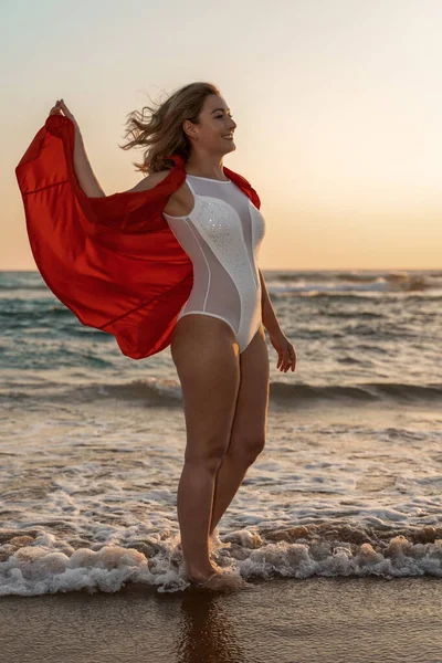 Μια Κάθετη Λήψη Μιας Νεαρής Καυκάσιας Γυναίκας Στην Παραλία Ηλιοβασίλεμα — Φωτογραφία Αρχείου