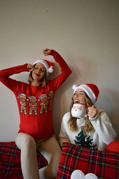 Due Donne Caucasiche Che Indossano Cappelli Babbo Natale Bevono Cioccolata — Foto Stock