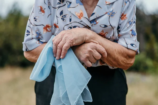 Eine Nahaufnahme Der Hände Einer Älteren Frau Die Eine Blaue — Stockfoto