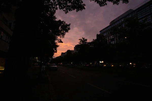 Gentle Pinkish Purple Sky Golden Glow Sun Dark Town Dusk — 图库照片