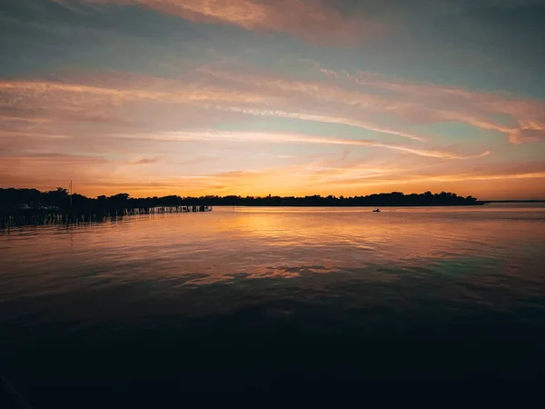 Cliché Fascinant Paysage Marin Coucher Soleil Sous Ciel Rose Bleu — Photo