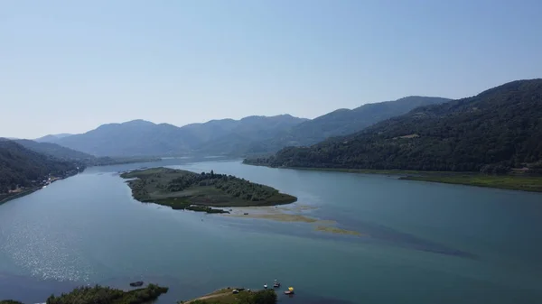 Ein Malerischer Blick Auf Ein Blaues Meer Umgeben Von Bergen — Stockfoto