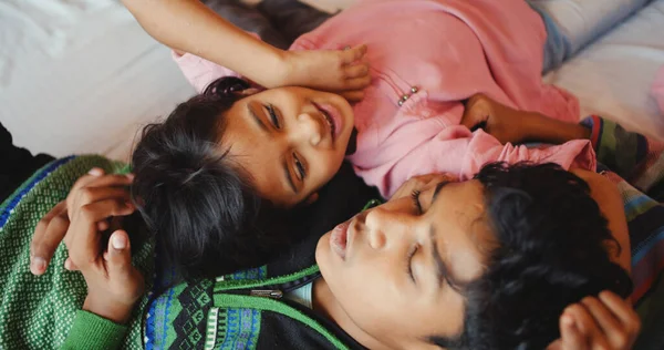 Overhead Shot Two South Asian Kids Lying Bed — Foto de Stock
