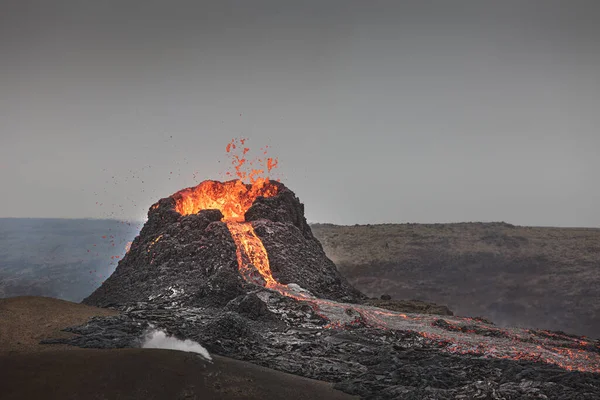 Beautiful Shot Active Volcano Flowing Lava Smoke Clear Sky — Foto Stock