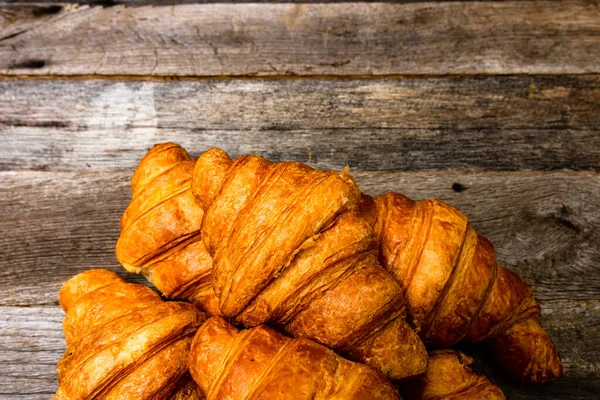 Een Close Shot Van Verse Croissants Een Houten Plank — Stockfoto