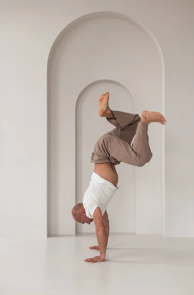 Atletisk Skallig Rysk Man Som Utövar Yoga Vit Studio Friska — Stockfoto