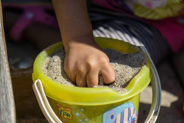 Eine Kinderhand Greift Einem Sonnigen Tag Strand Nach Einer Handvoll — Stockfoto