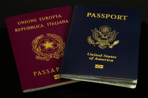 배경에 어두운 파란색 과빨간 이탈리아 여권의 클로즈업 — 스톡 사진