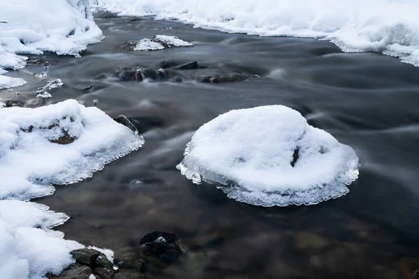 Hladký Pohyb Divoké Vody Řece Skalami Pokrytými Sněhem Ledem Zimním — Stock fotografie