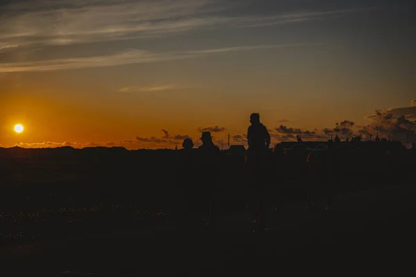 Les Silhouettes Des Gens Coucher Soleil Doré — Photo