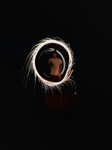 Bir Erkeğin Dikey Görüntüsü Gece Bir Çemberin Içinde — Stok fotoğraf