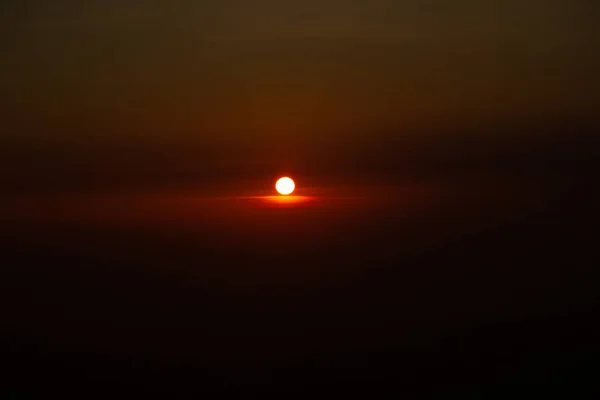 Krásný Výhled Slunce Když Odchází Době Západu Slunce — Stock fotografie
