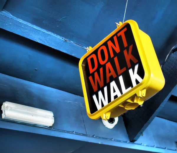 Освітлений Dont Walk Пішохідний Знак Добре Транспорту Людей — стокове фото