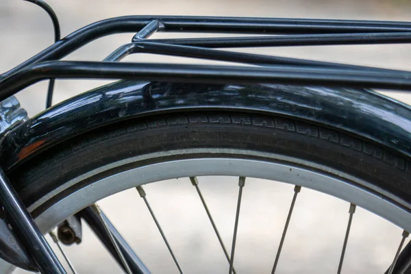 Siyah Bir Bisikletin Arka Tekerinin Yakın Plan Görüntüsü Bulanık Bir — Stok fotoğraf
