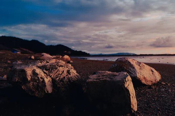 Pemandangan Indah Dari Garis Pantai Dengan Batu Besar Saat Matahari — Stok Foto